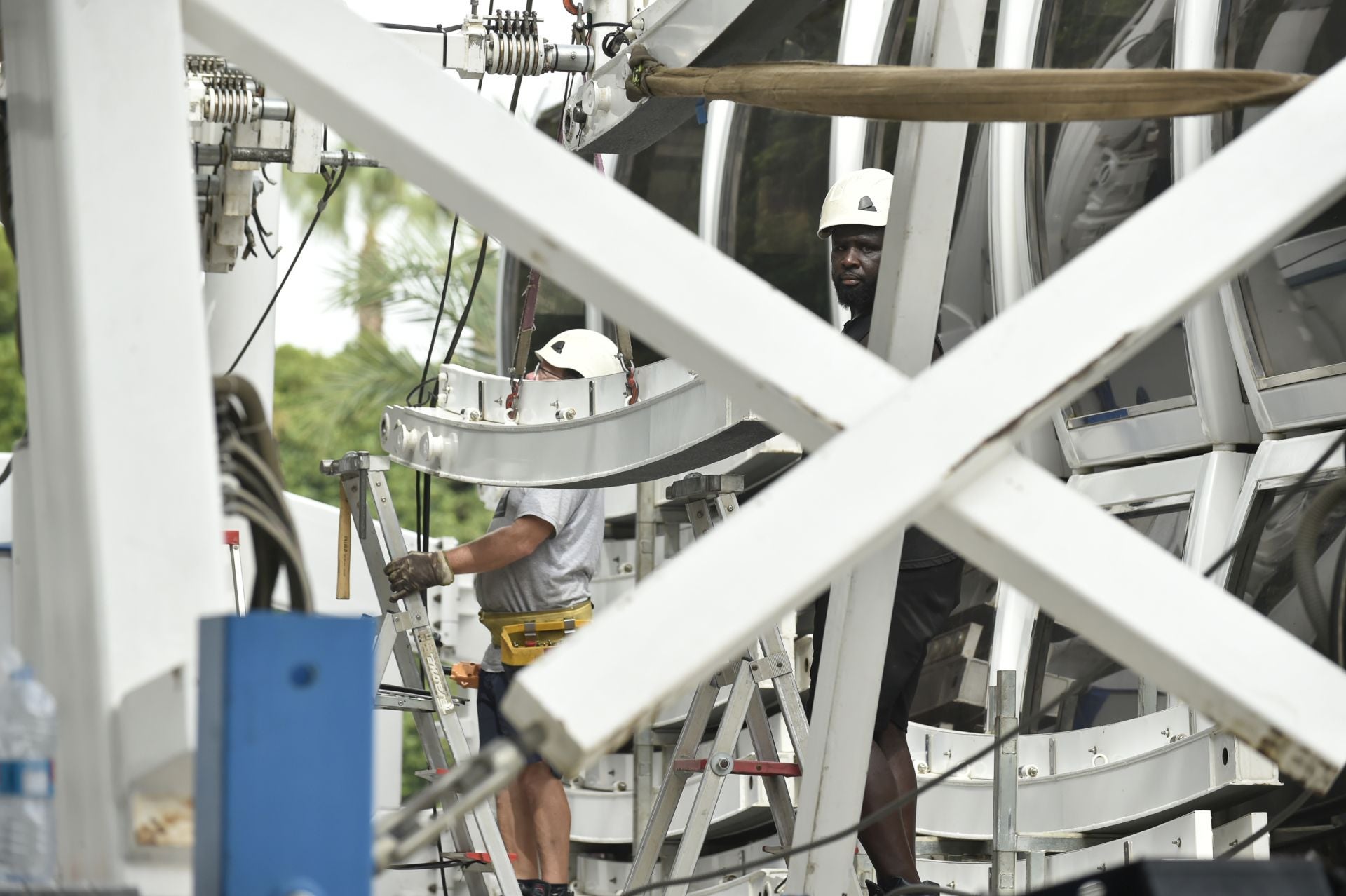 Las imágenes del montaje de la noria de la Feria de Septiembre