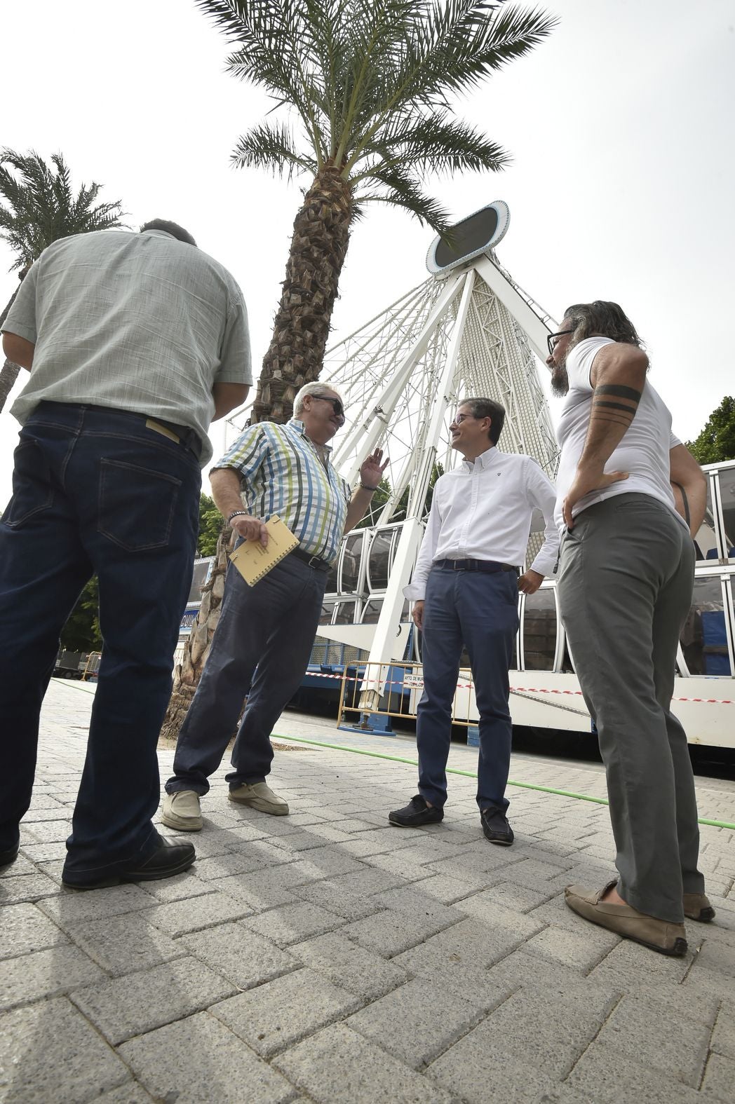 Las imágenes del montaje de la noria de la Feria de Septiembre