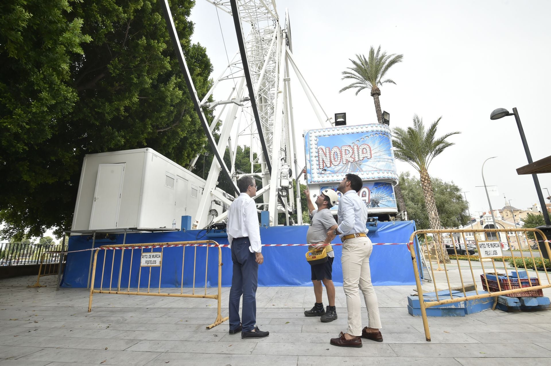 Las imágenes del montaje de la noria de la Feria de Septiembre