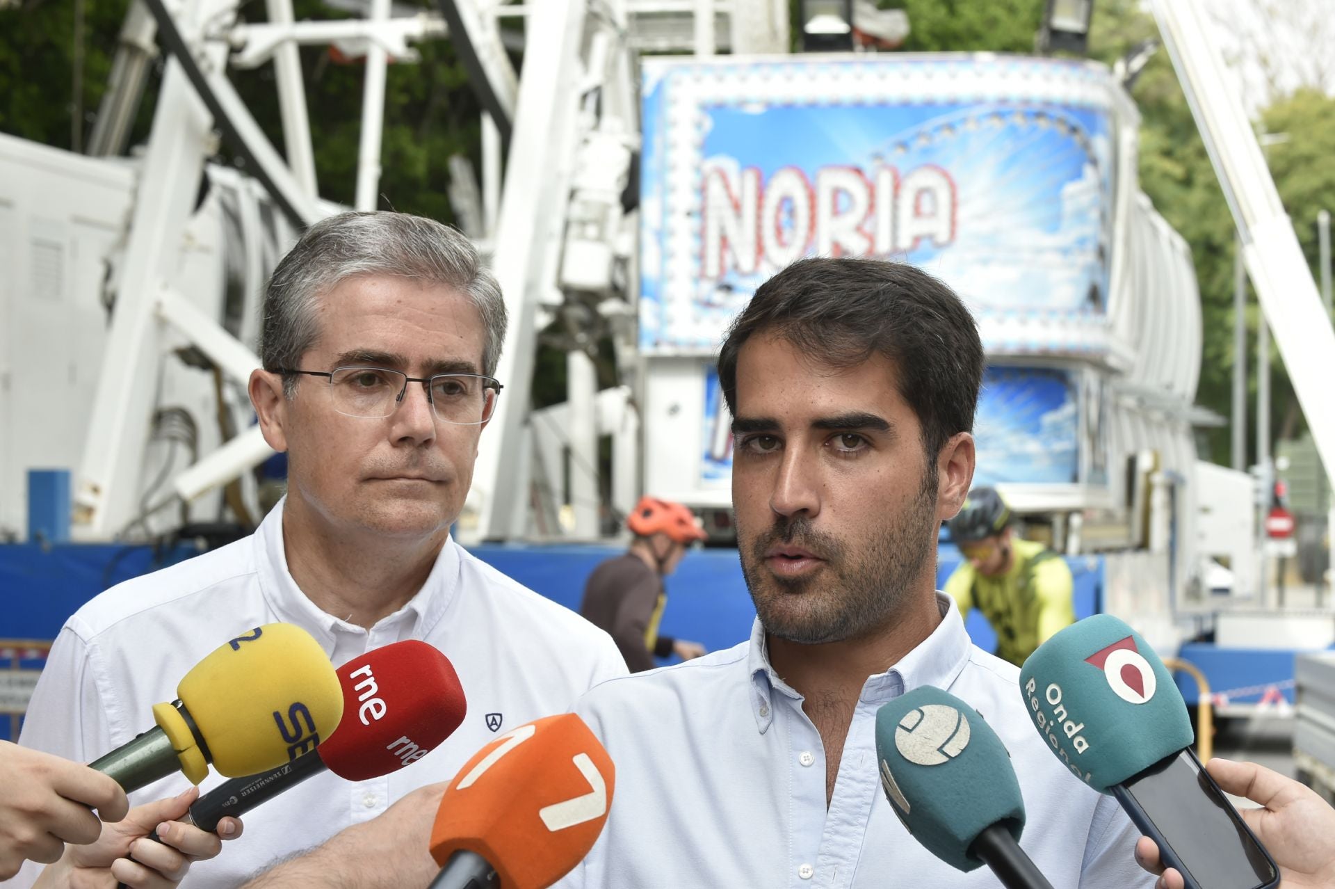 Las imágenes del montaje de la noria de la Feria de Septiembre