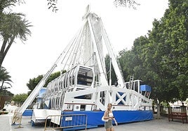 Las imágenes del montaje de la noria de la Feria de Septiembre