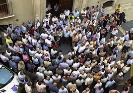 Protesta de regantes a las puertas de la CHS en 2004, con Fuentes Zorita megáfono en mano.