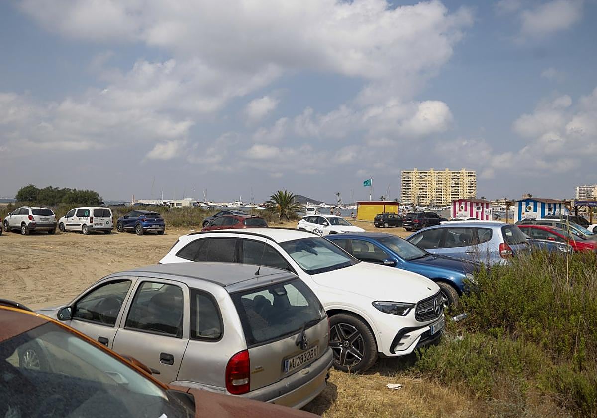 Acumulación de vehículos estacionados en las inmediaciones de la playa de Puerto Bello, en La Manga, el pasado jueves.