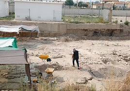 Un técnico de Adif en el yacimiento encontrado junto a la vieja estación de San Diego.