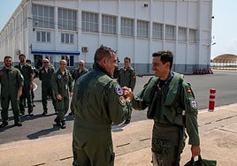 El teniente coronel Carellán (i) recibe la felicitación del coronel director de la AGA tras su hito.