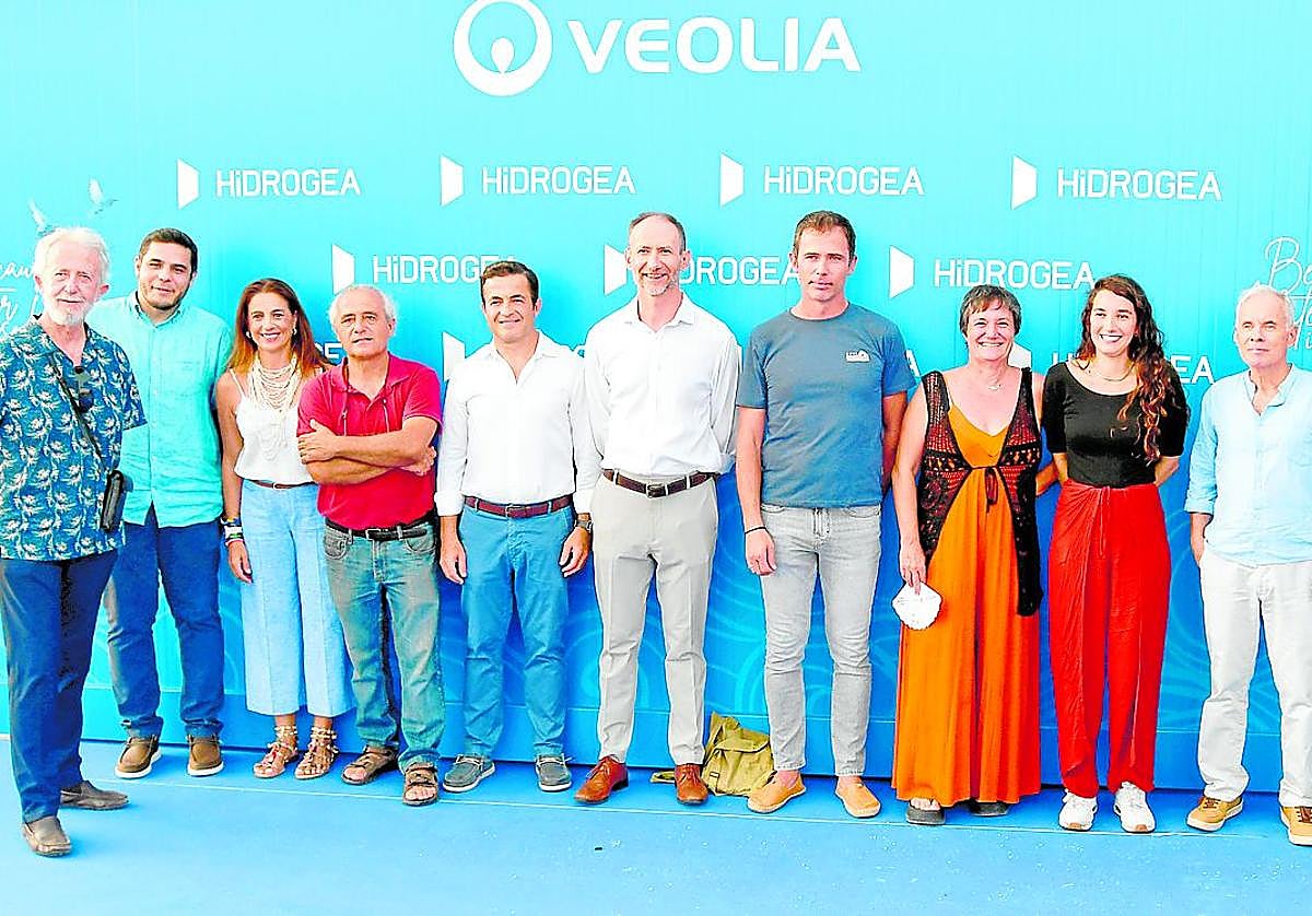 Responsables de Hidrogea, con su consejero delegado, Juan José Alonso, al frente, ponentes de la mesa redonda e invitados, entre ellos el rector de la UPCT, Mathieu Kessler.