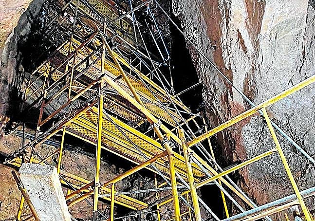Estructura del andamio instalado en la sima de Las Palomas.