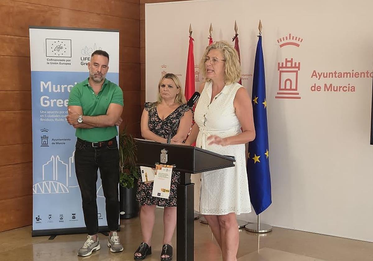 La concejal de Gobierno Abierto, Promoción Económica y Empleo, Mercedes Bernabé, presentando la Encuesta sobre el Desperdicio de los Hogares.