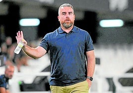 Javi Rey da órdenes a su equipo en el trofeo Carabela de Plata disputado contra el Eldense, el pasado viernes.