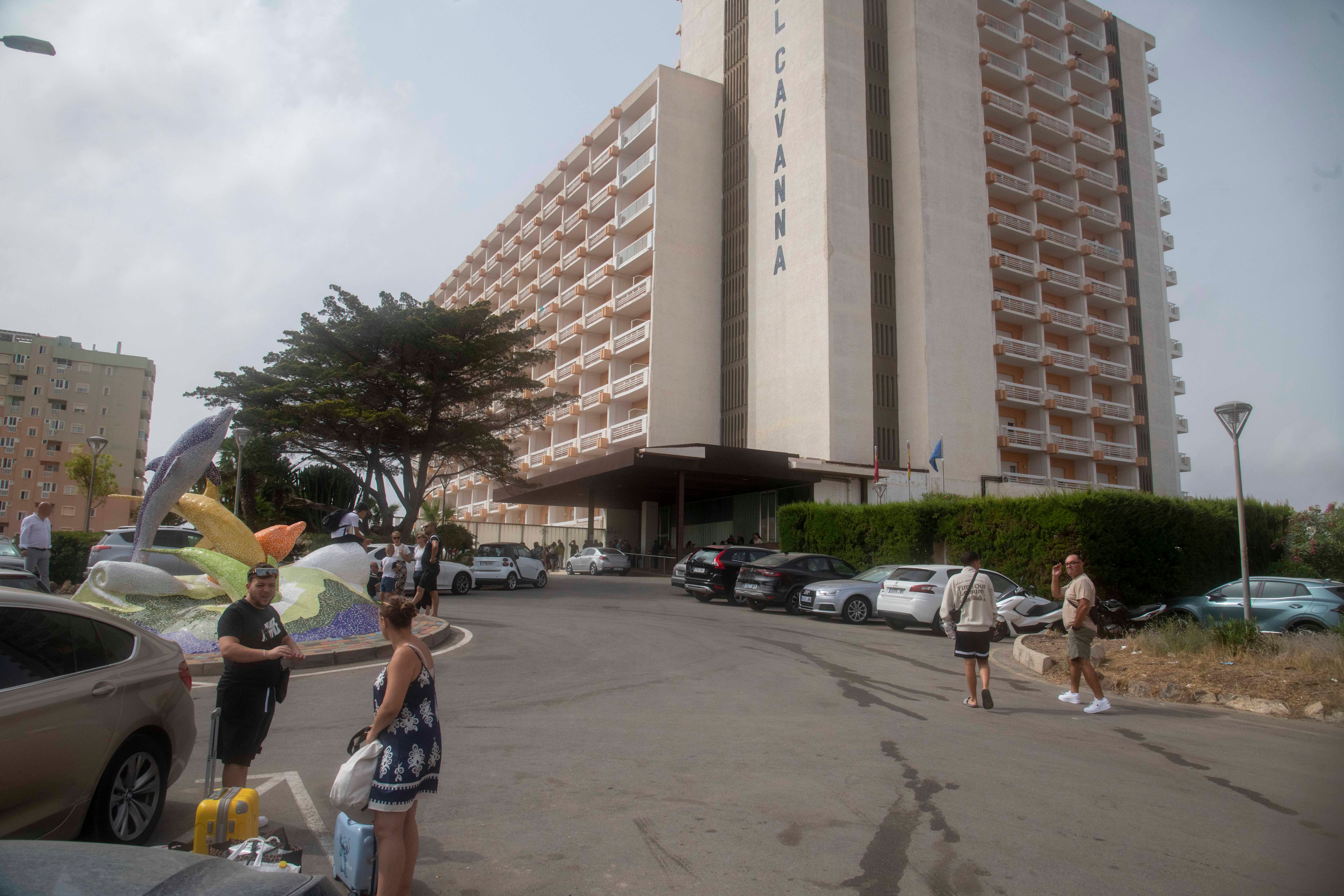 Entrada del Hotel Cavanna de La Manga, este lunes.