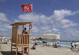 Bandera roja en la playa de Galúa, en La Manga del Mar Menor, en una fotografía de archivo.