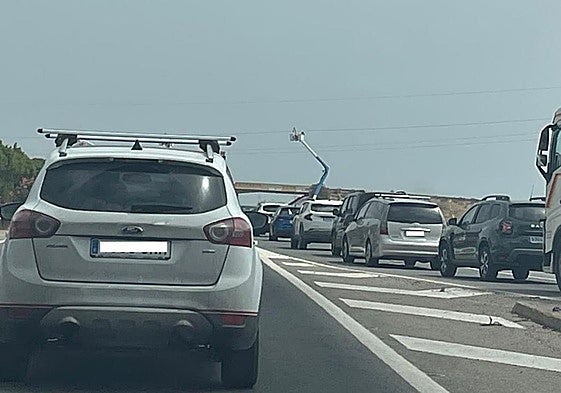 Retenciones en San Javier, este lunes, en el punto donde se estaban realizando trabajos en el tendido eléctrico.