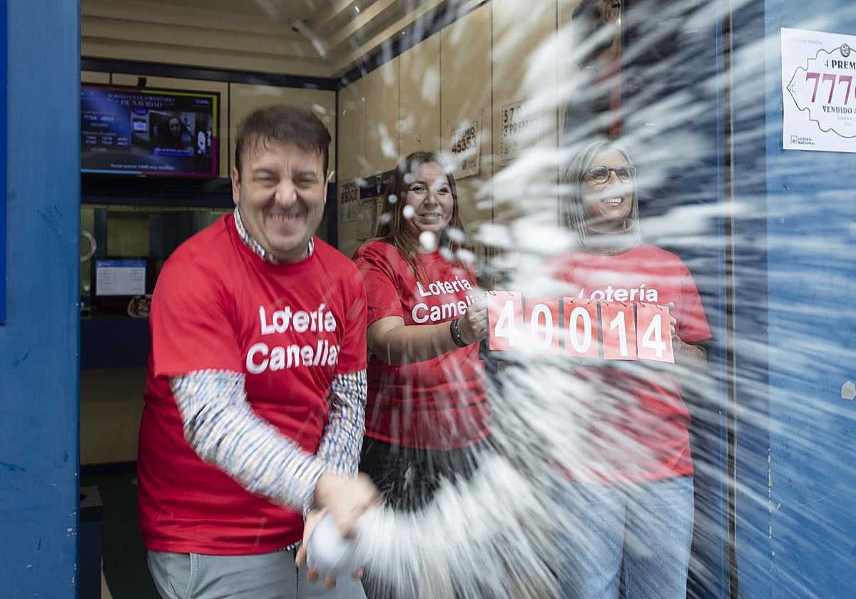Una administración de Loterías y Apuestas del Estado celebra un premio de la Lotería de Navidad.