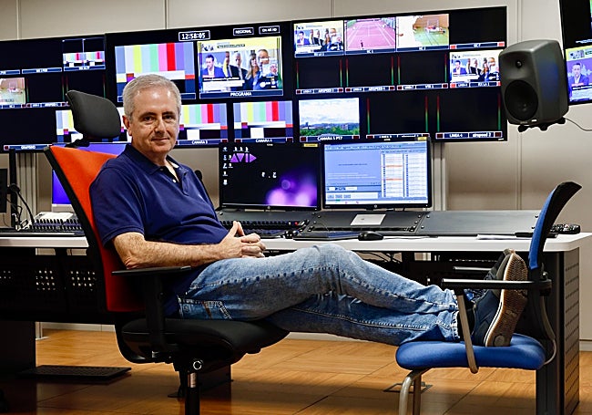 El periodista Manuel Segura en la sede de RTVE en Murcia.