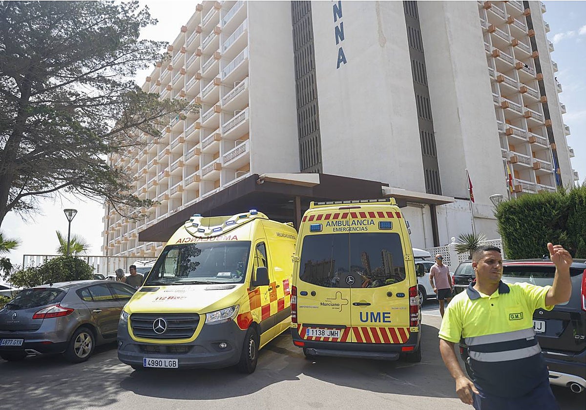 Ambulancias del 061, el domingo en los accesos del Hotel Cavanna.