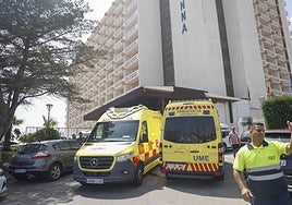 Ambulancias del 061, el domingo en los accesos del Hotel Cavanna.