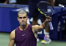 Carlos Alcaraz, con un nuevo corte de pelo muy veraniego, celebra su victoria en el US Open.