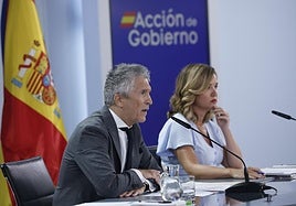 El ministro de Interior, Fernando Grande-Marlaska y la portavoz y ministra de Educación, Formación Profesional y Deportes, Pilar Alegría, este martes durante la rueda de prensa posterior al Consejo de Ministros.