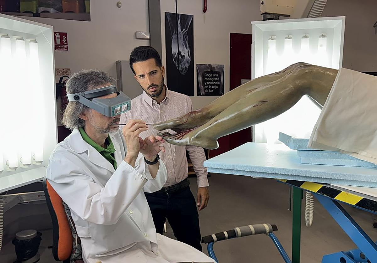 El director general de Patrimonio Cultura, Patricio Sánchez, contempla el trabajo que se realiza en el Centro de Restauración sobre la imagen del Cristo del Consuelo.