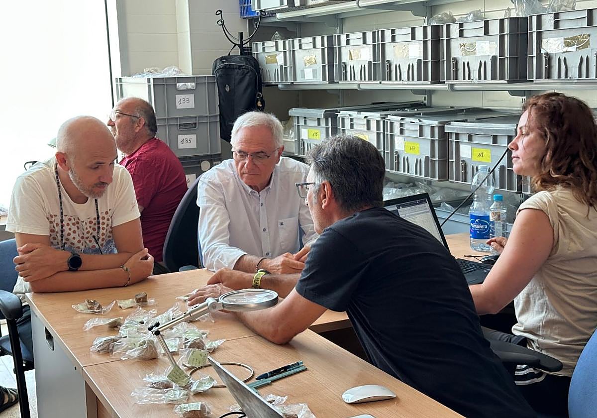 El alcalde de Torre Pacheco (c) escucha las explicaciones sobre las piezas por parte de Mariano López y María Haber, de espaldas.