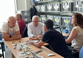 El alcalde de Torre Pacheco (c) escucha las explicaciones sobre las piezas por parte de Mariano López y María Haber, de espaldas.