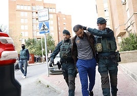 Agentes, en abril, con el presunto yihadista detenido.