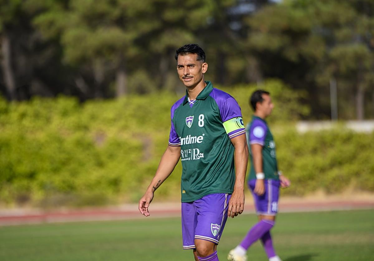 El murciano Armando Ortiz, capitán del Unión Malacitano, en el reciente amistoso contra el Marbella.