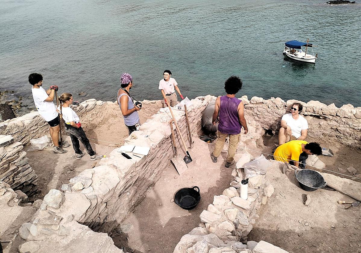 Los participantes en la campaña de excavaciones en la Isla de Fraile durante los trabajos.