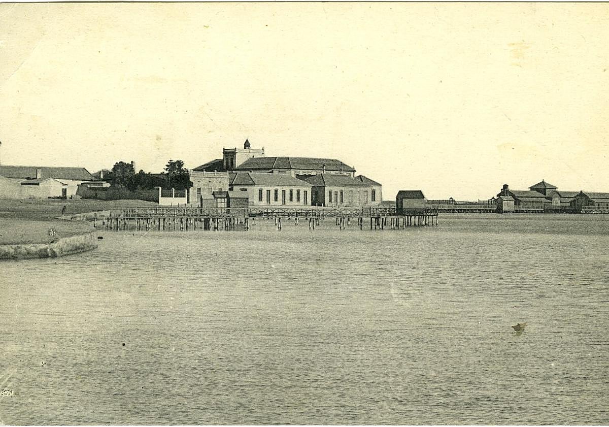 Imagen principal - Tarjeta postal del Real Club Náutico de Los Alcázares y paseo de Carrión (c. 1920). | Los Alcázares.Vista del club náutico desde la playa La Concha (c. 1999). | Santiago de la Ribera.Real Club de Regatas (c. 1999).