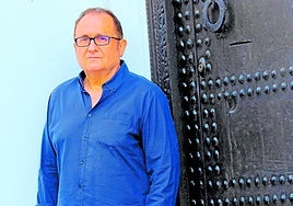 El poeta Ginés Aniorte en las calles de Tánger, donde reside actualmente.