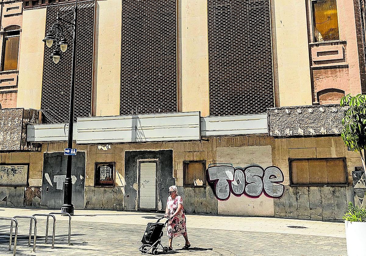 Fachada principal del Cine Central, en una imagen del pasado julio.