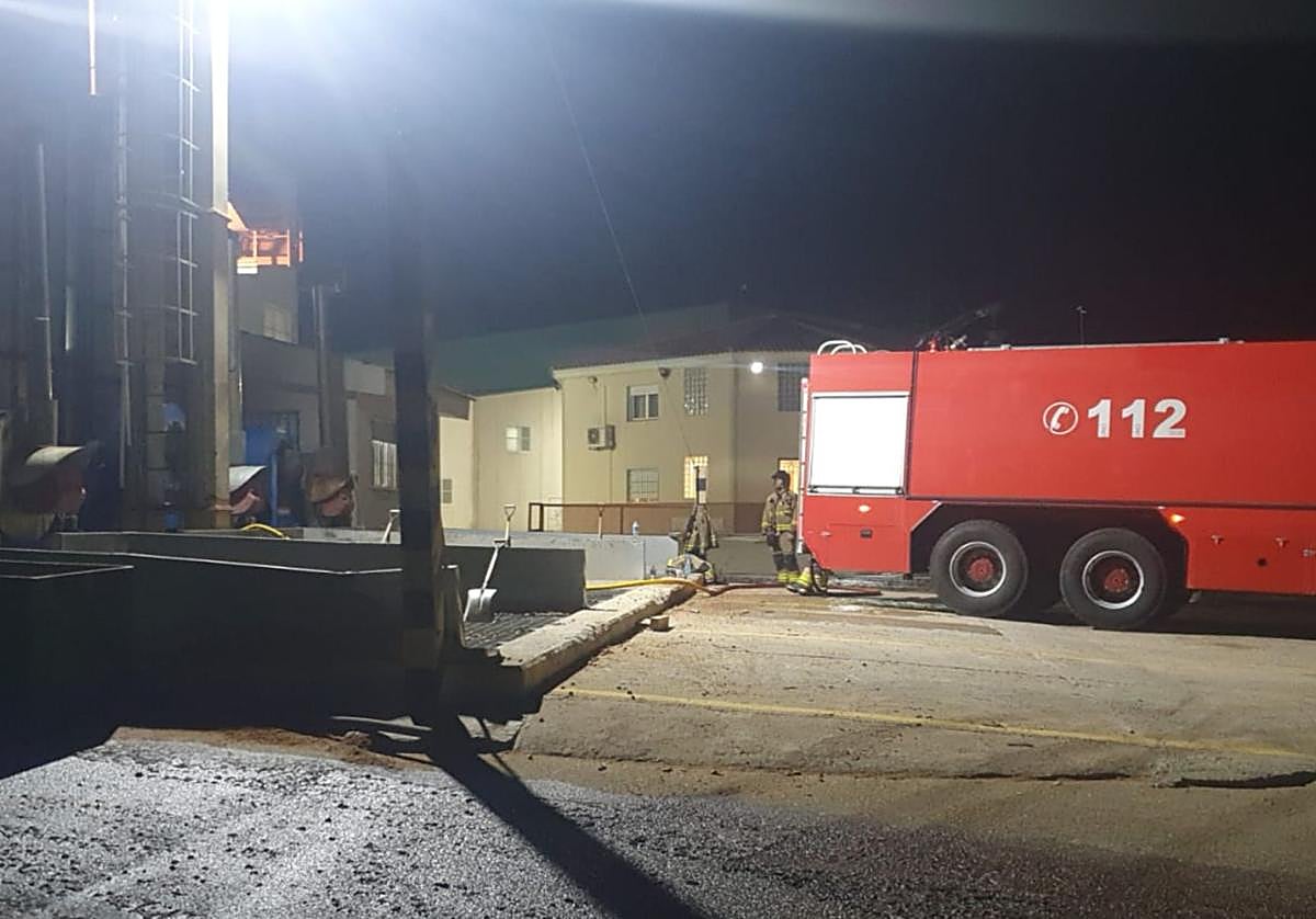 Bomberos en la empresa donde se declaró el incendio.