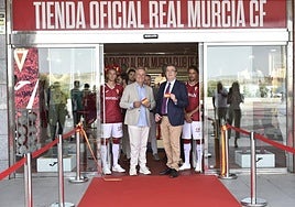 Felipe Moreno y José Ballesta inaugurando la tienda del Real Murcia.