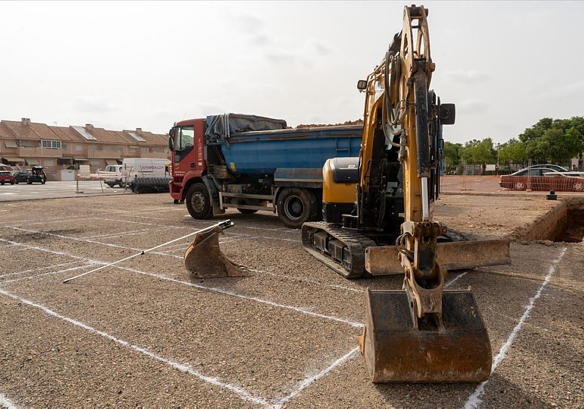 Máquinas, este martes, sobre los terrenos donde estará el nuevo cuartel de la Policía Local.