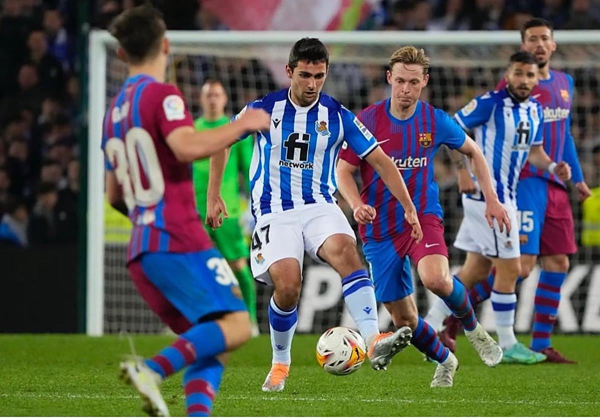 Ander Martín jugando ante el Barça con la Real.
