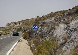 Terrenos calcinados a los pies de la carretera regional E-22.
