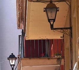 Dos farolas de la calle Lope de Vega, en Caravaca de la Cruz