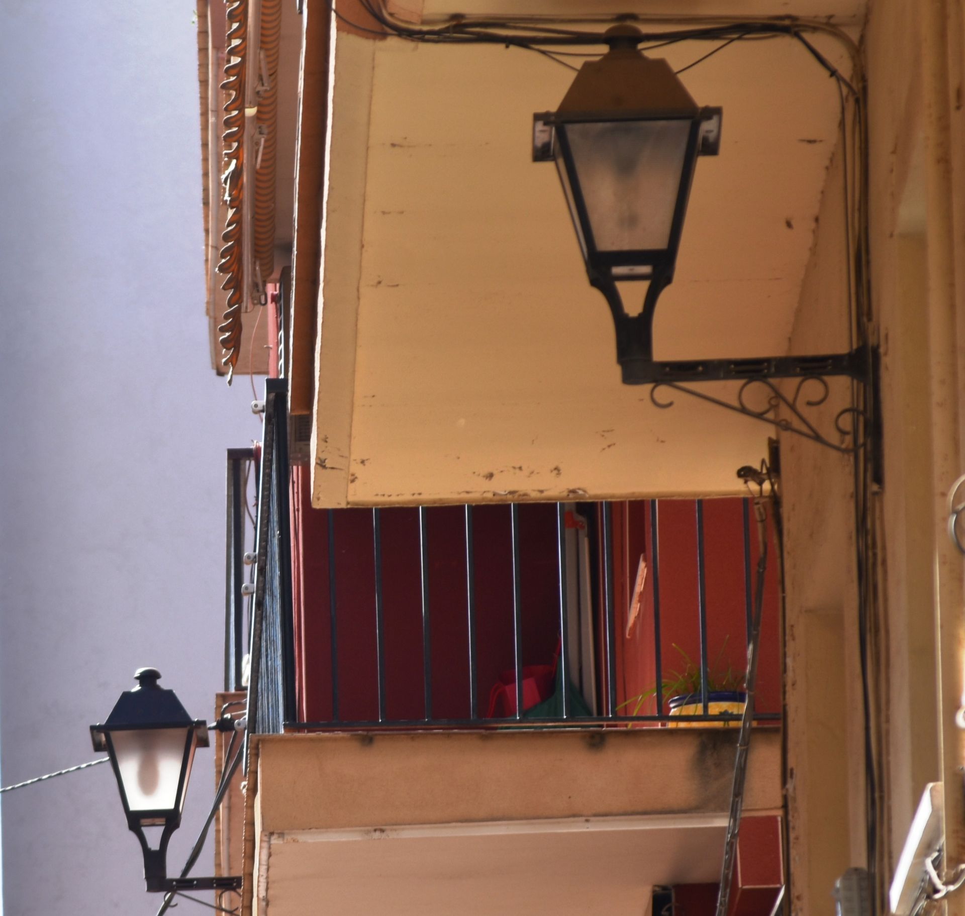 Dos farolas de la calle Lope de Vega, en Caravaca de la Cruz