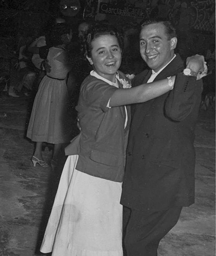 Imagen secundaria 2 - Momento de fiesta en la discoteca Trips. | Baile entre Antonio González y una joven durante una verbena celebrada a finales de verano (c. 1953).