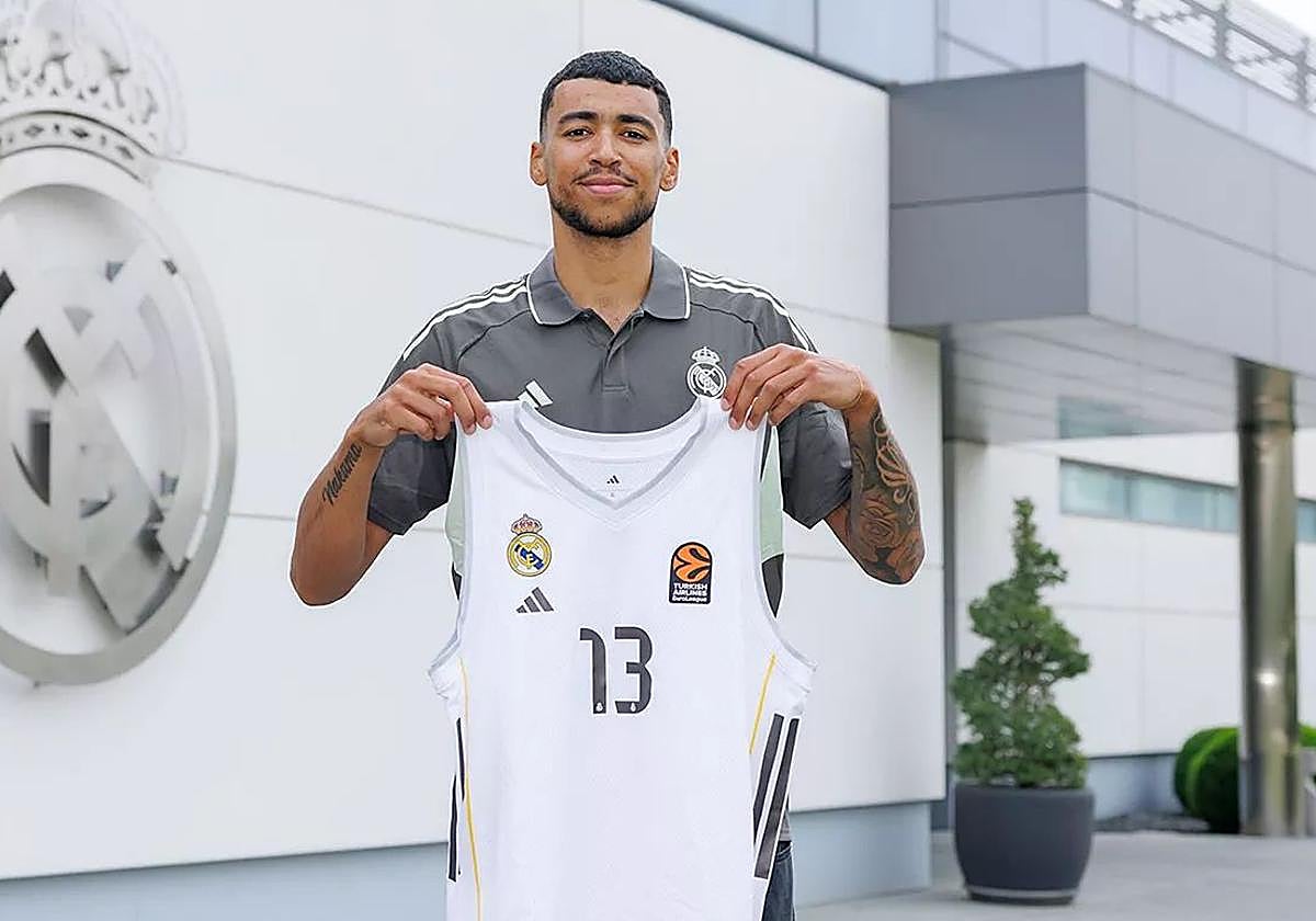 Izan Almansa posa con su nueva camiseta.