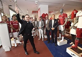 El sacerdote Miguel Tovar bendice la tienda del Real Murcia, este miércoles, durante el acto de inauguración.