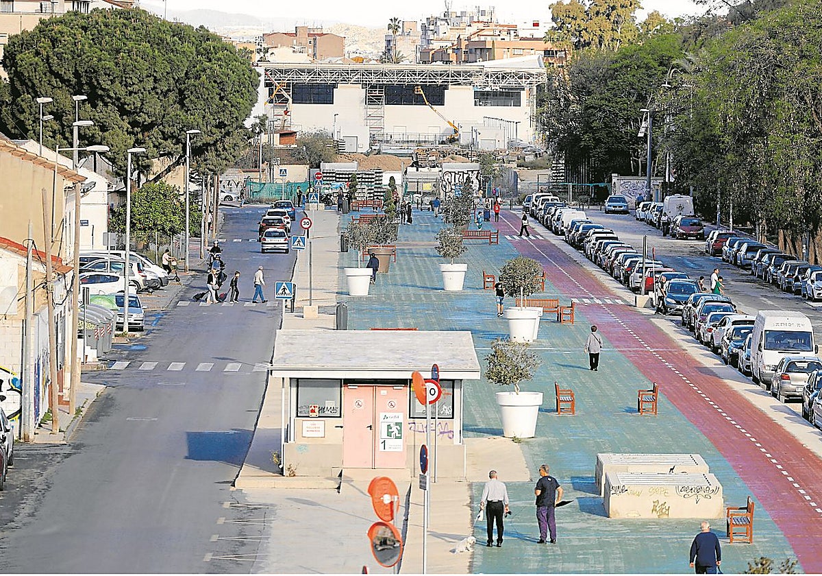 Trabajos en la nueva estación ferroviaria de Murcia, al fondo, vista desde el bulevar sur, en mayo.