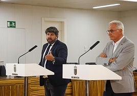 Un momento de la comparecencia de López Miras, junto al alcalde de Torre Pacheco, tras la reunión del Consejo de Gobierno de este jueves.