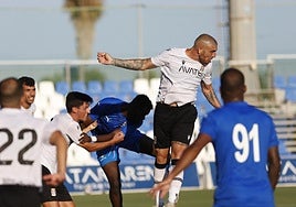 Fran Vélez despeja un balón con la cabeza en el partido contra el Neom.