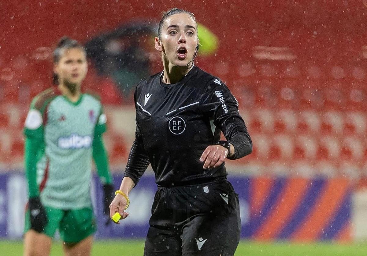 La árbitra murciana María Planes, durante la semifinal de la Copa de la Reina entre el Granada y el Atlético de Madrid.