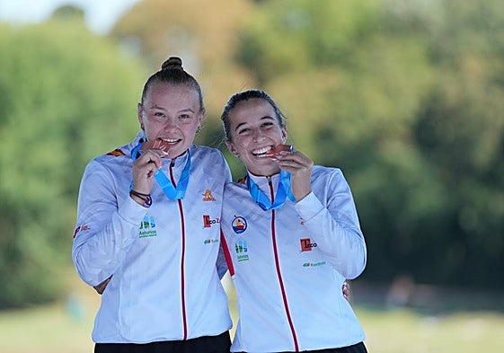 Viktoria Yarchevska (i.) y María Ángeles Moreno (d.), con el bronce.