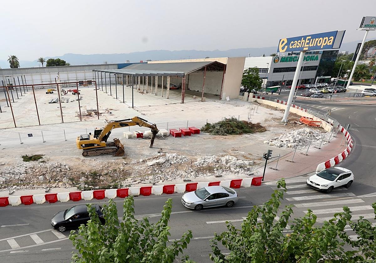 Espacio ocupado anteriormente por las instalaciones de Cash Europa, las cuales ya han sido demolidas.