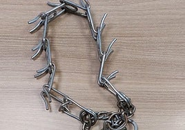 Cadena de hierro con la que la sospechosa presuntamente golpeó a los agentes.