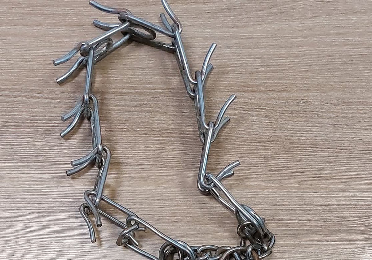 Cadena de hierro con la que la sospechosa presuntamente golpeó a los agentes.