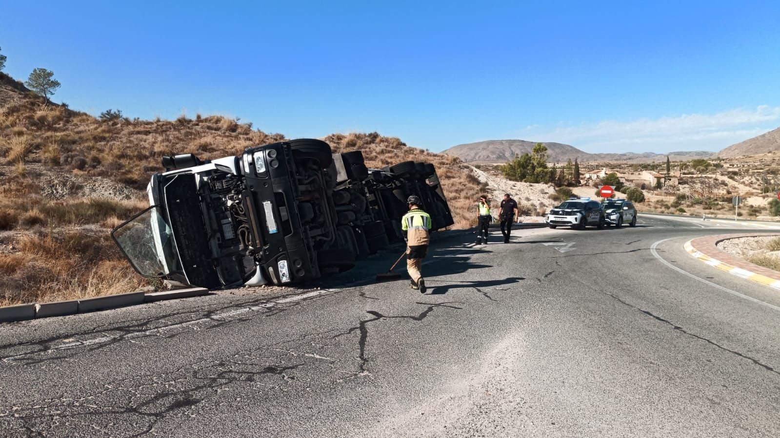 El camión accidentado en la carretera.